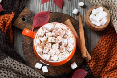 Marshmallow ile turuncu bir fincan kakao