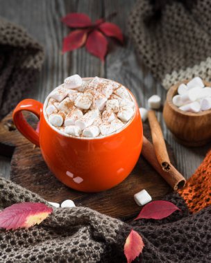 Marshmallow ile turuncu bir fincan kakao