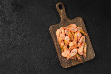 Ahşap bir gemide karides. Rustik tarzı