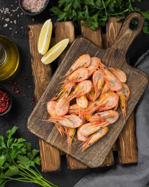 Ahşap bir gemide karides. Rustik tarzı