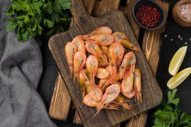 Ahşap bir gemide karides. Rustik tarzı