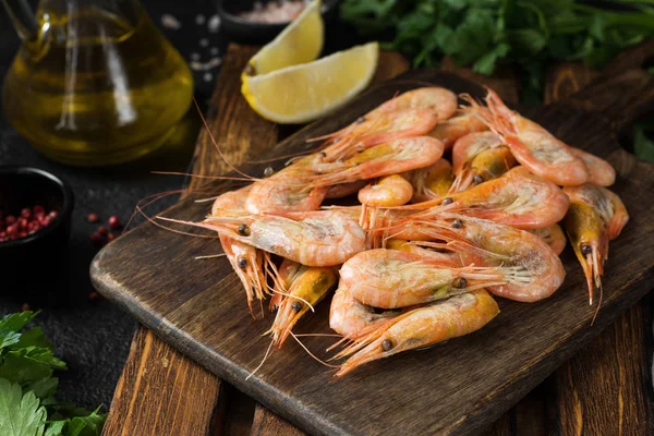 Shrimp Wooden Board Rustic Style — Stock Photo, Image