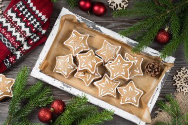 Gingerbread çerezleri bir ahşap tepsi
