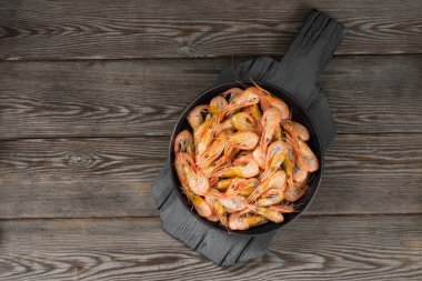 Siyah bir arka plan üzerinde siyah bir tabak karides