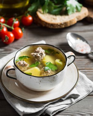 Köfte çorbası. Rustik tarzı