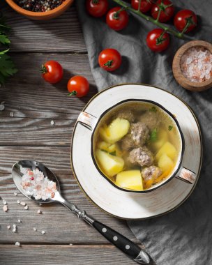 Köfte çorbası. Rustik tarzı