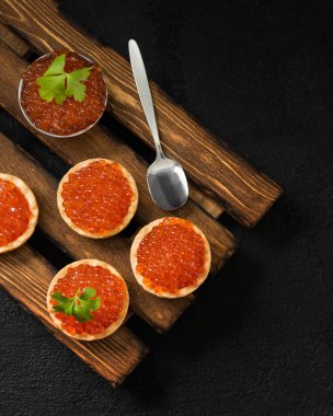 Siyah arkaplanda kırmızı havyar