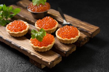 Siyah arkaplanda kırmızı havyar