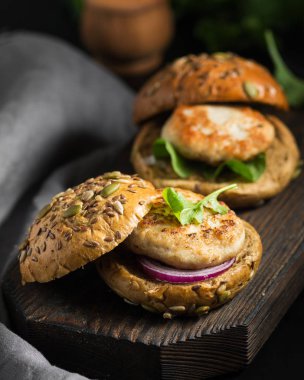 Burger. Tavuk göğsü ile tahıl ekmeği. Kilo kaybı için doğru beslenme