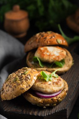 Burger. Tavuk göğsü ile tahıl ekmeği. Kilo kaybı için doğru beslenme