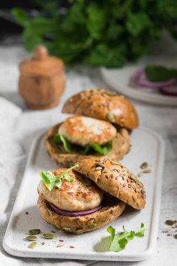 Burger. Tavuk göğsü ile tahıl ekmeği. Kilo kaybı için doğru beslenme