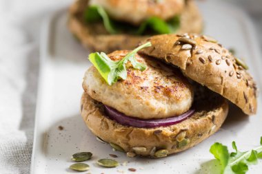 Burger. Tavuk göğsü ile tahıl ekmeği. Kilo kaybı için doğru beslenme