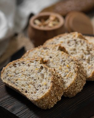 Ahşap bir masa ekmek. Rustik tarzı