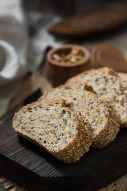 Ahşap bir masa ekmek. Rustik tarzı