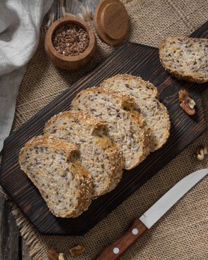 Ahşap bir masa ekmek. Rustik tarzı