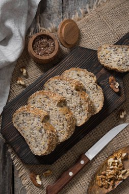 Ahşap bir masa ekmek. Rustik tarzı