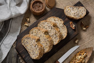 Ahşap bir masa ekmek. Rustik tarzı