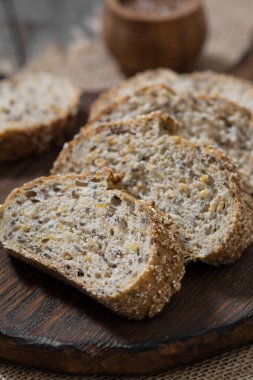 Ahşap bir masa ekmek. Rustik tarzı