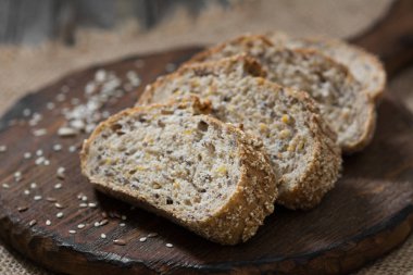 Ahşap bir masa ekmek. Rustik tarzı