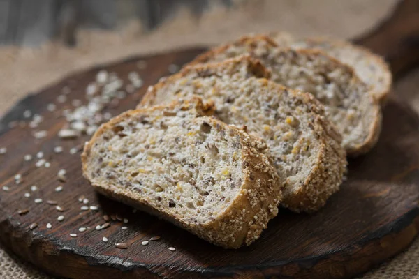 Ahşap bir masa ekmek. Rustik tarzı