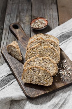 Ahşap bir masa ekmek. Rustik tarzı