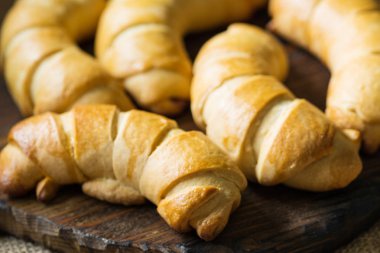 Ahşap bir masa üzerinde buns. Rustik tarzı