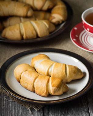 Ahşap bir masa üzerinde buns. Rustik tarzı