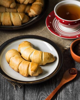 Ahşap bir masa üzerinde buns. Rustik tarzı
