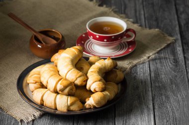 Ahşap bir masa üzerinde buns. Rustik tarzı