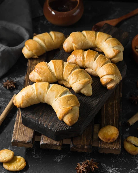 Brötchen Auf Einem Holztisch Rustikaler Stil — Stockfoto