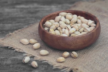 Antep fıstığı gri bir ahşap tablo