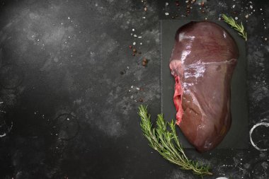 Bir geyik karanlık bir arka plan üzerinde karaciğer