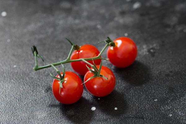 Tomates Cereja Fundo Preto — Fotografia de Stock