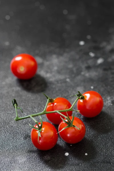 Tomates Cherry Sobre Fondo Negro — Foto de Stock