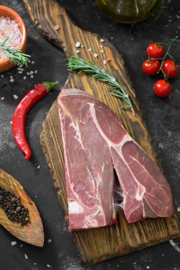 Geyik eti biftek. Rustik tarzı