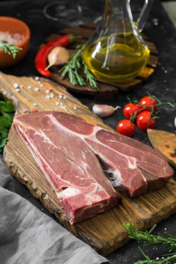 Geyik eti biftek. Rustik tarzı