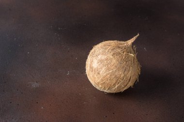 Kahverengi bir arka plan üzerine Hindistan cevizi