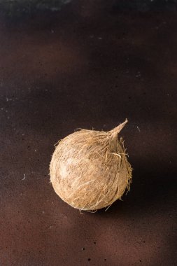 Kahverengi bir arka plan üzerine Hindistan cevizi