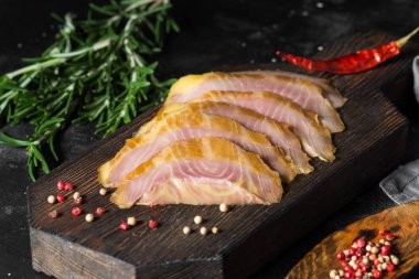 Kesim balık. Mersin balığı. Koyu arka plan üzerinde