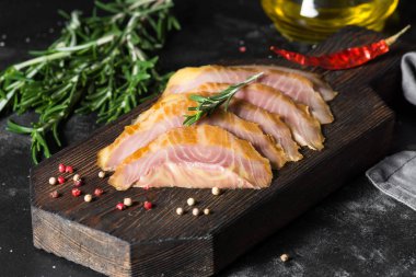 Kesim balık. Mersin balığı. Koyu arka plan üzerinde