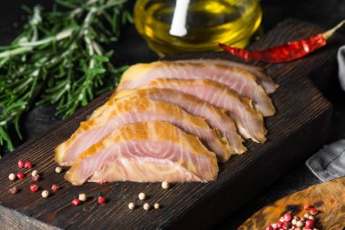 Kesim balık. Mersin balığı. Koyu arka plan üzerinde