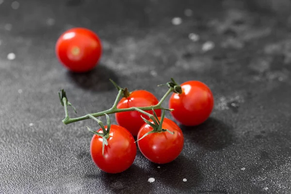 Tomates Cereja Fundo Preto — Fotografia de Stock