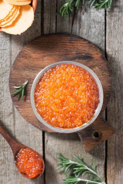 Kırmızı havyar metal yuvasında. Rustik tarzı. Üstten görünüm