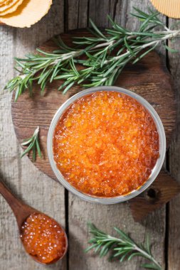 Kırmızı havyar metal yuvasında. Rustik tarzı. Üstten görünüm