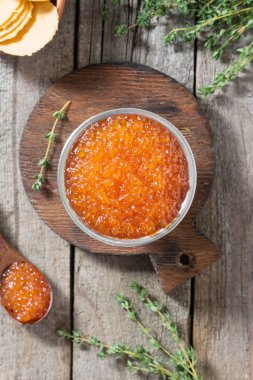 Kırmızı havyar metal yuvasında. Rustik tarzı. Üstten görünüm