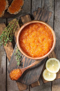 Bir ahşap kase kırmızı havyar. Rustik tarzı. Üstten görünüm