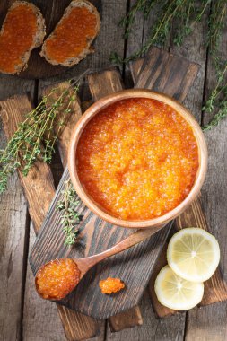 Bir ahşap kase kırmızı havyar. Rustik tarzı. Üstten görünüm