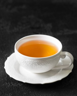 Siyah arka planda beyaz çay.