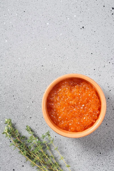 Red caviar in ceramic bowl on wooden Board on grey background — Stock Image Red Caviar Ceramic Bowl Wooden Board Grey Background Stock Photo