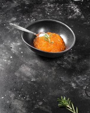 Sağlıklı bir diyet için kırmızı havyar. Gri arka plan üzerinde